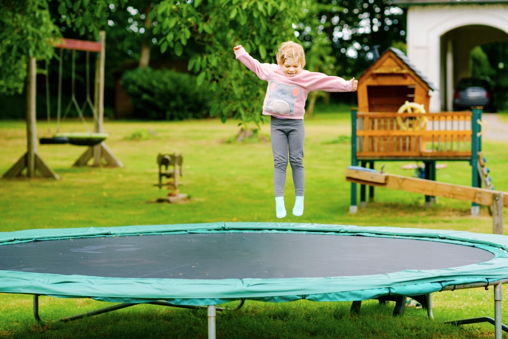 holčička na trampolíně