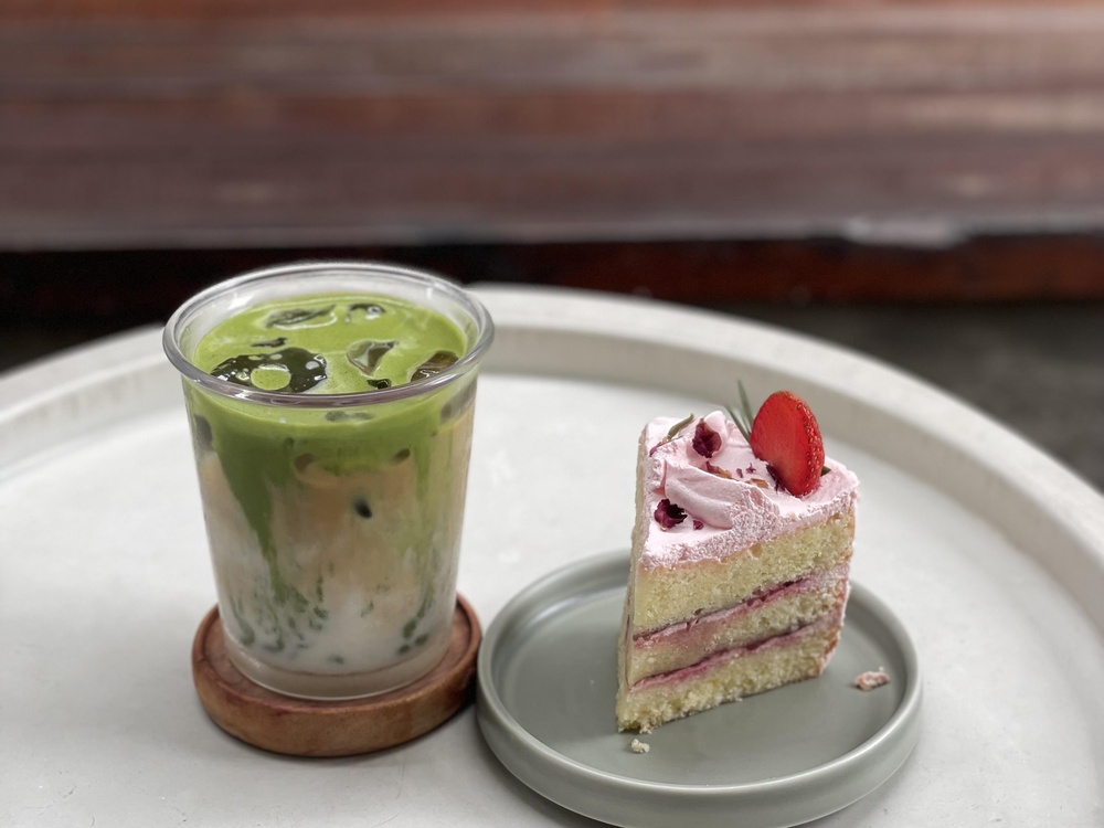 dirty matcha s dezertem