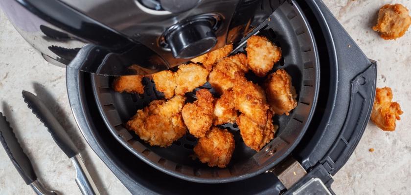 horkovzdušná fritéza s jídlem
