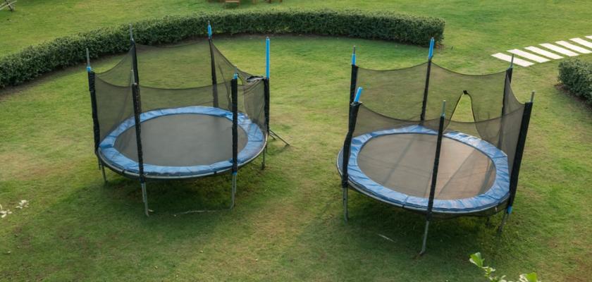 dvě trampolíny