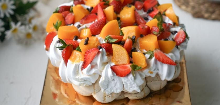 pavlova s broskvemi