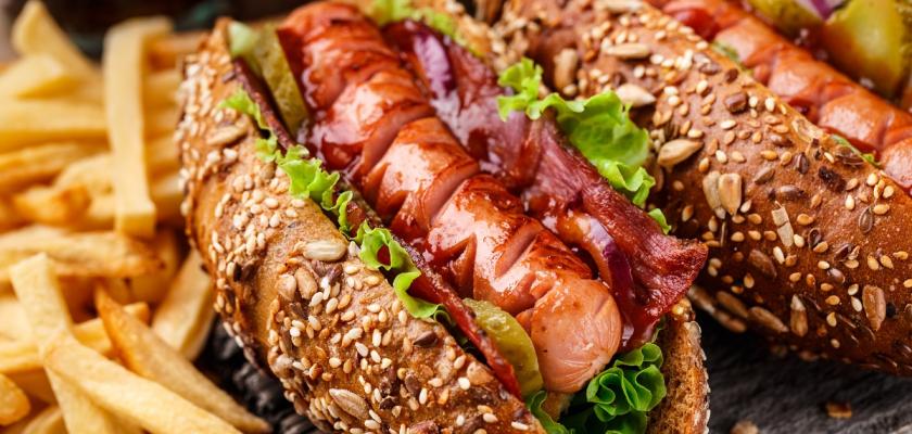 hot dog s omáčkou