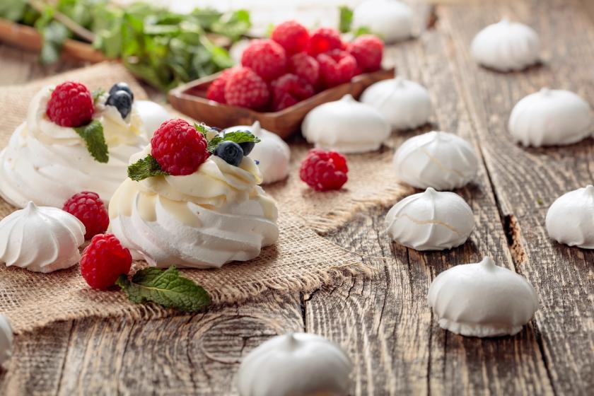 mini pavlova s malinami