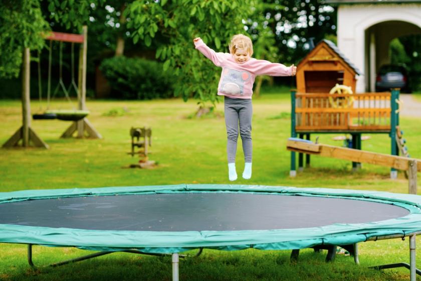 holčička na trampolíně