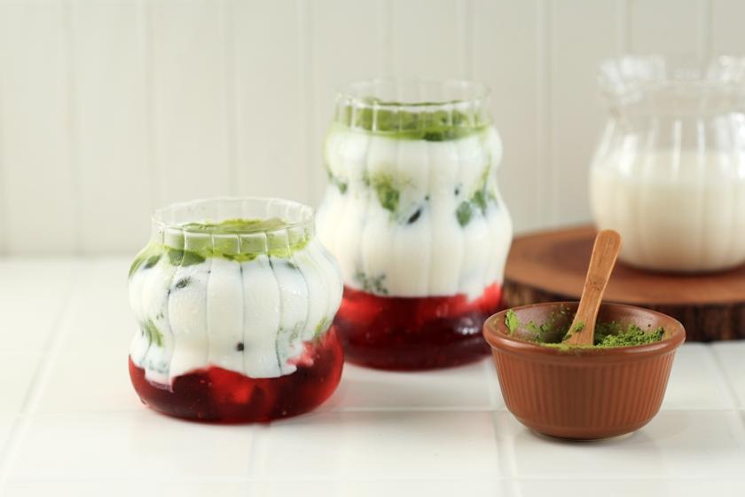 Jahodové matcha latté 