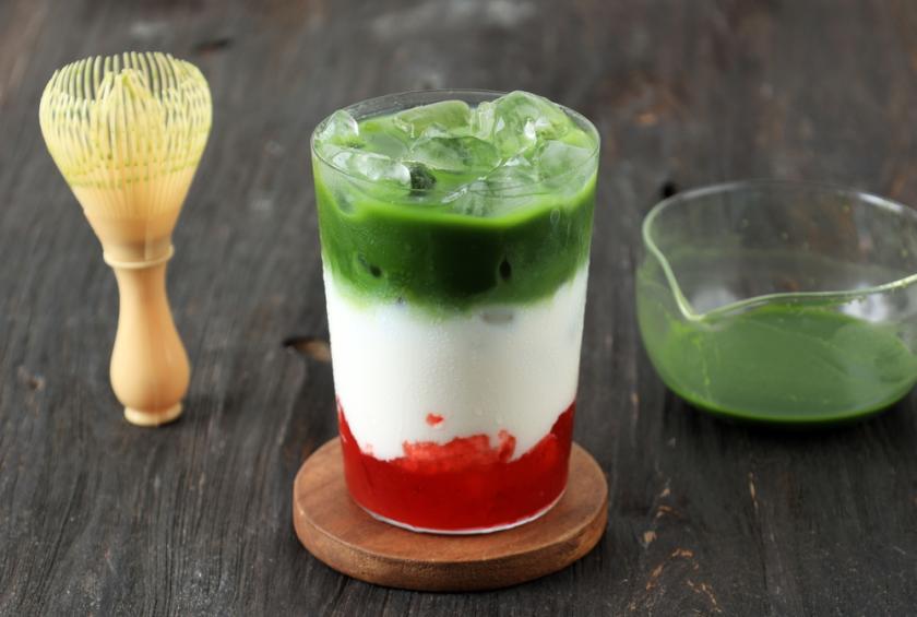 Jahodové matcha latté 