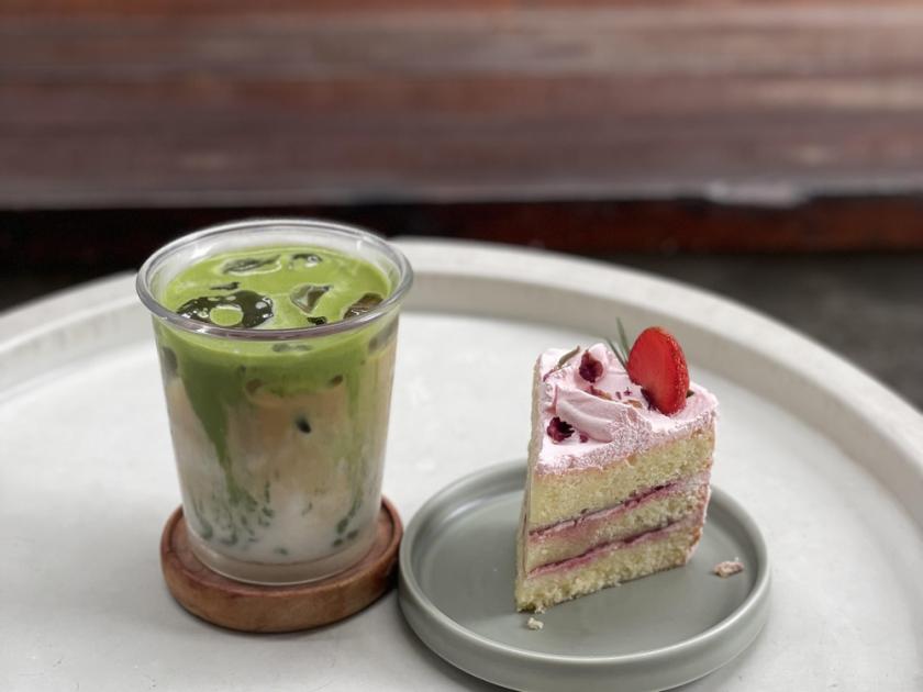 dirty matcha s dezertem